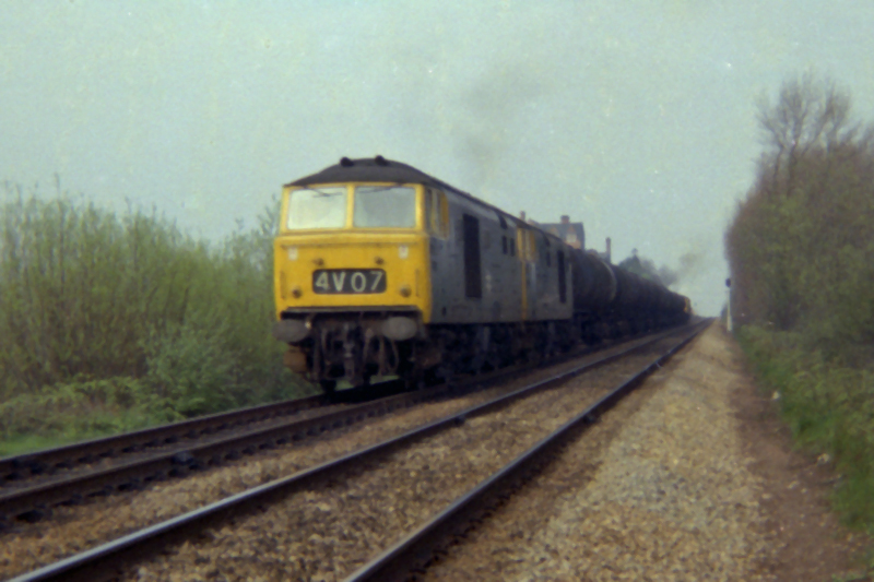 D7075  D7004 banking D1902 at Vigo